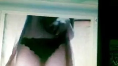 Mishandle en russisk pige forvandlet til lidenskabelig køn på sofaen gratis fissefilm
